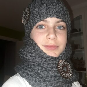 CONJUNTO GORRO Y CUELLO CON BOTON