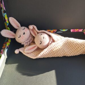 Conjunto Mantita de apego y Sonajero